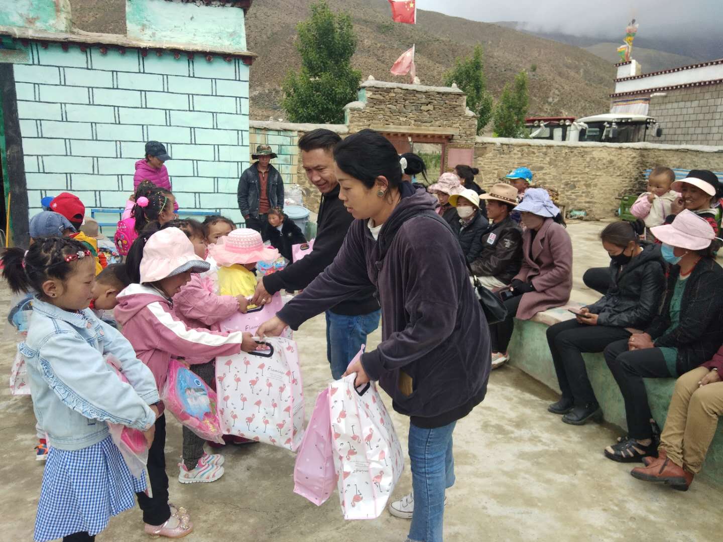 扎囊县扶贫办开展“六一”儿童节慰问活动.png