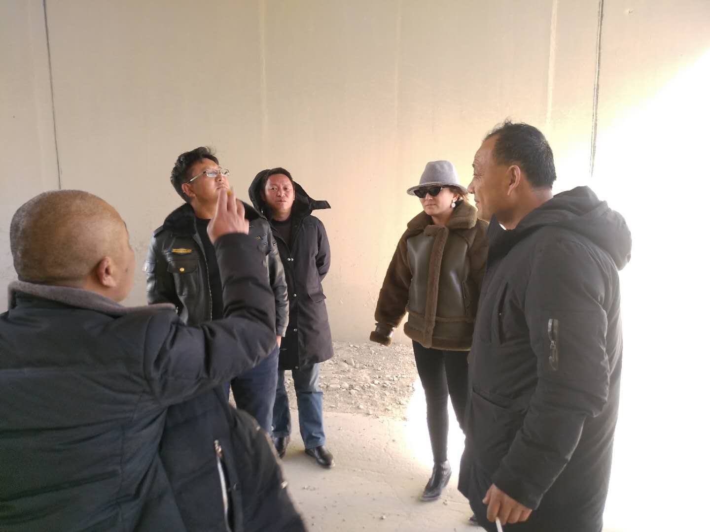 商务（经合）局协助西藏沙渠防水卷材厂现场解决实际困难.jpg